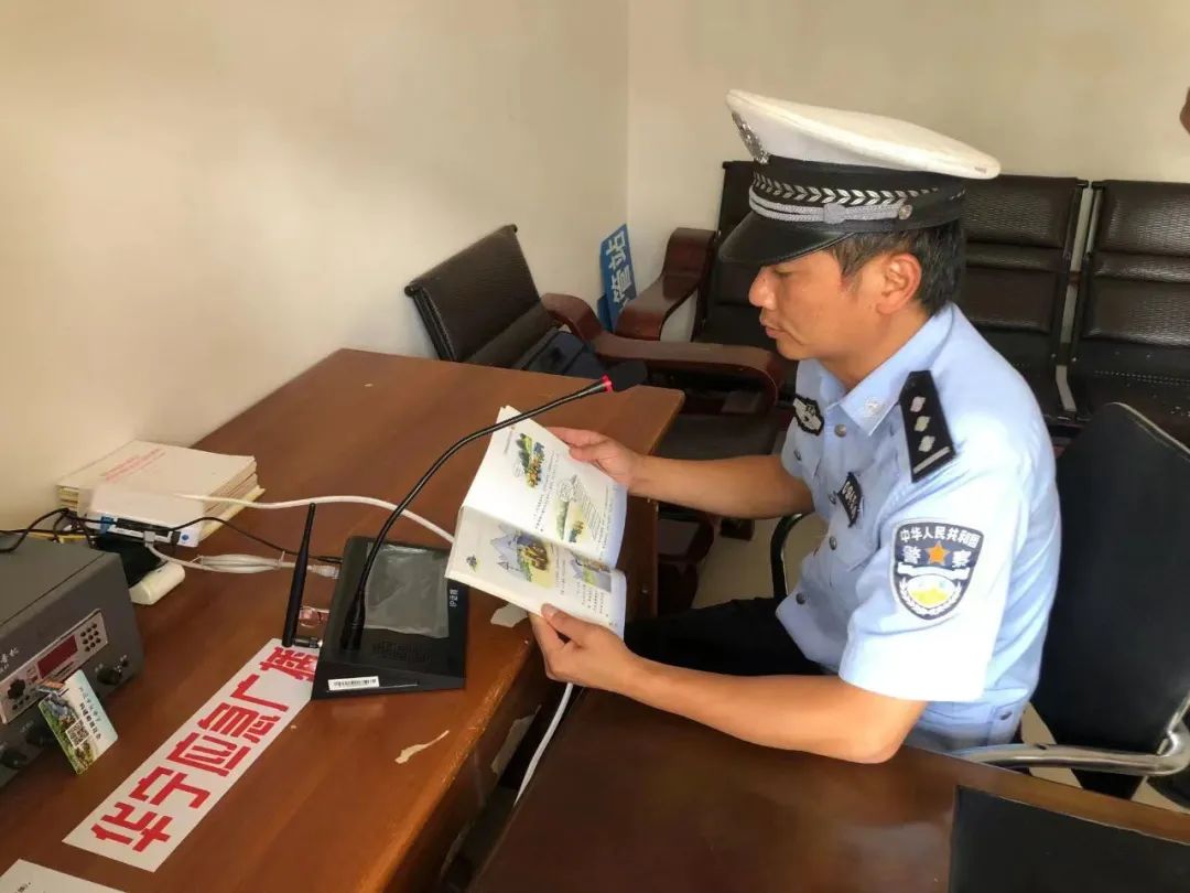 华宁县交警讲解交通安全知识 华宁县交警讲解交通安全知识