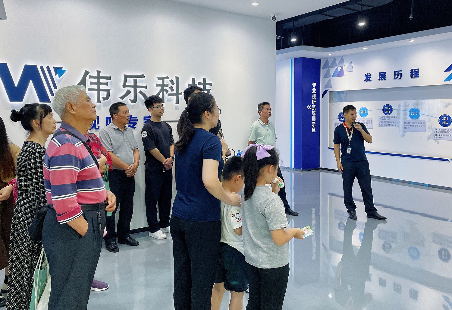 展厅参观.jpg